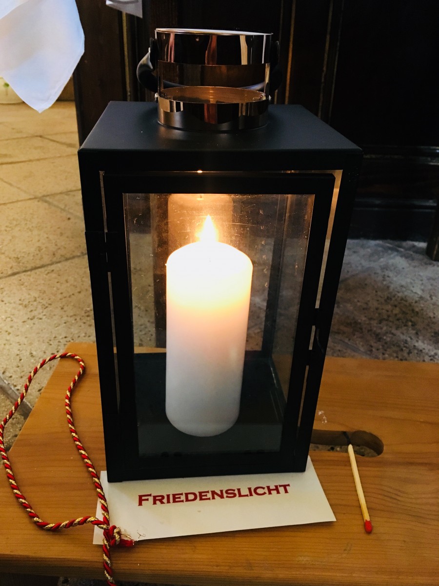 Friedenslicht aus Bethlehem am 24. Dezember in der Pfarrhofkirche