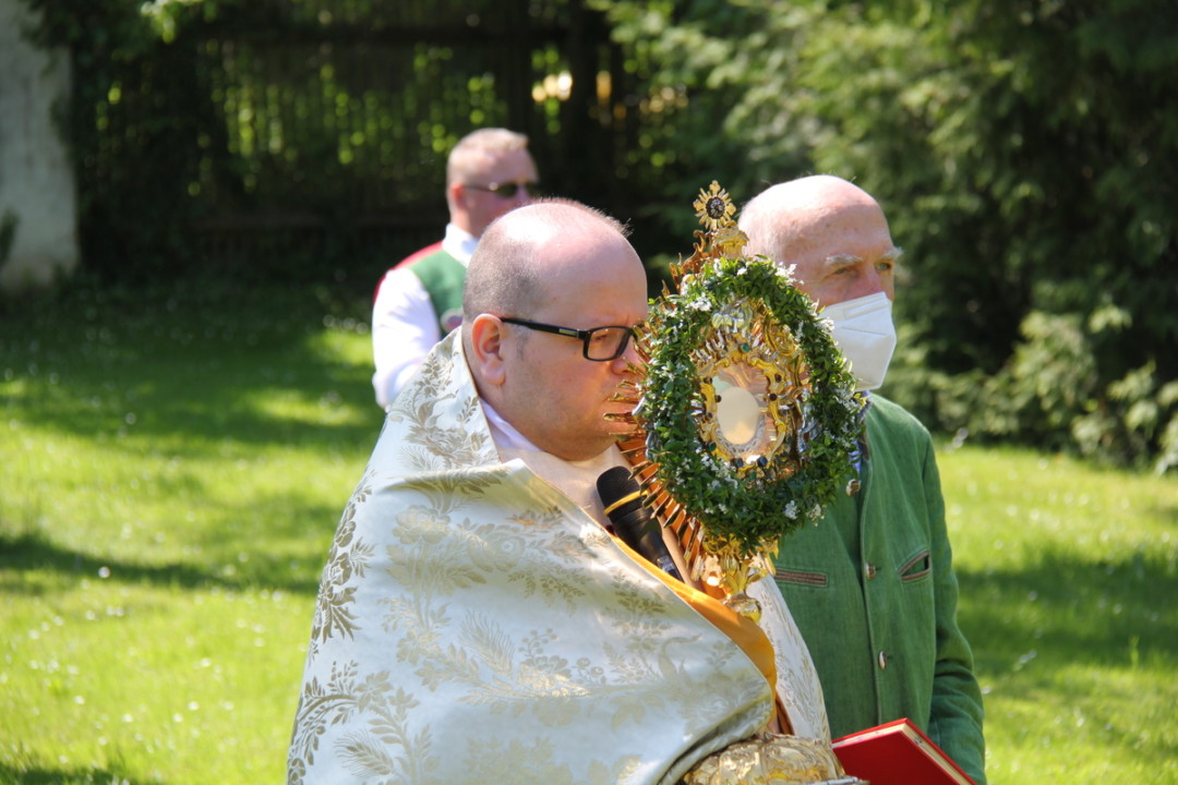 Fronleichnam 2021: Festgottesdienst im Arkadenhof und Prozession in den Pfarrhofgarten